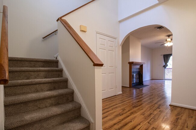 Building Photo - 3 Bedrooms, 2.5 Bathrooms Townhouse Rental