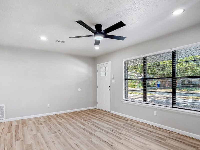 Building Photo - 1702 W Boyd St