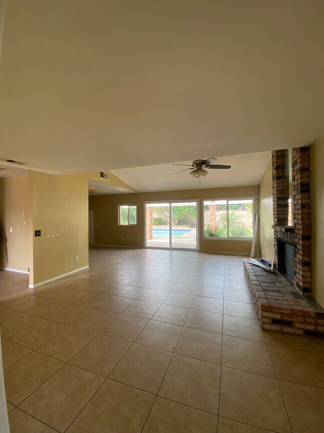 Building Photo - Pool Home in Ontario with Three Bedrooms