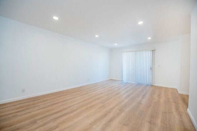 Building Photo - Newly Remodeled Upstairs Unit!