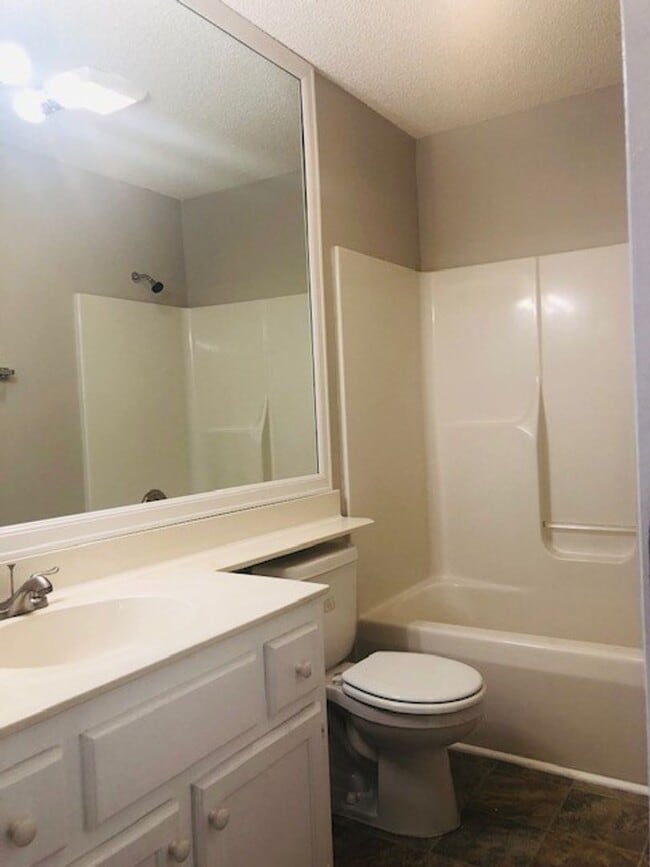 Building Photo - Great location in Greer with easy drive to...