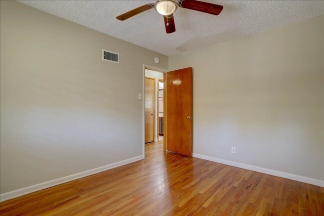 Building Photo - Spacious Sunnyside Bungalow, Finished Basement, 2-Car Garage