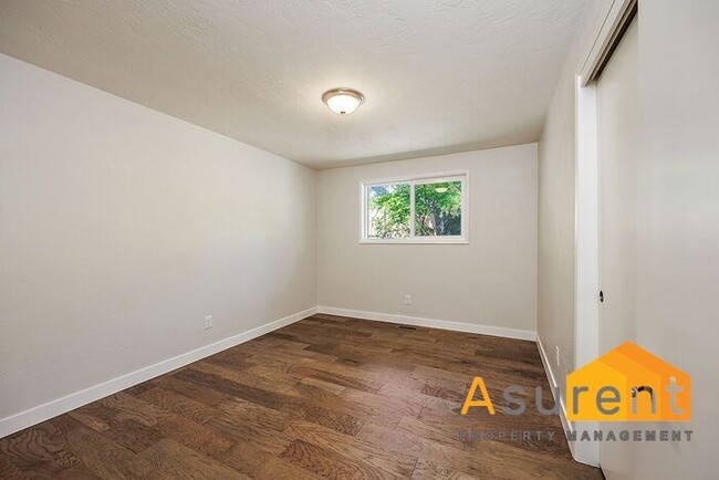 Building Photo - Newly remodeled, single level 3 bed- 2 bat...