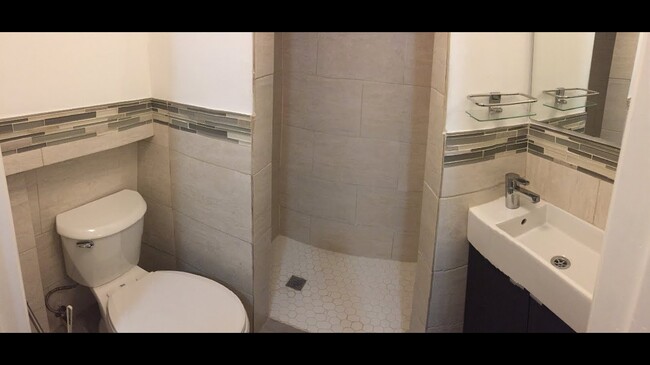 Private modern bathroom - 2415 SW 64th Ave