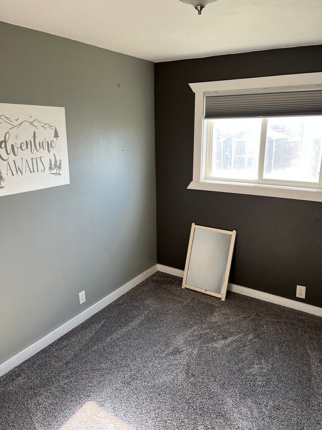 Building Photo - 3-bedroom 2 bath Corner Lot