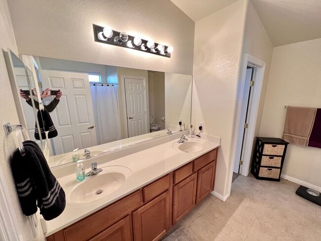 Building Photo - SOUTHERN HIGHLANDS! 3BD/2.5BA FURNISHED!