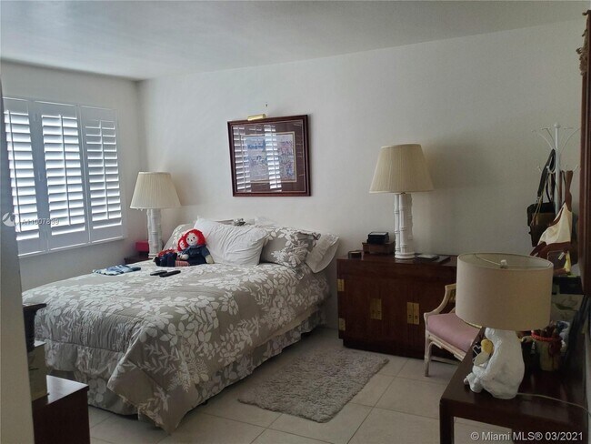 Building Photo - 10170 Collins Ave