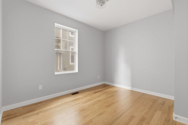 Building Photo - 19 Simon St