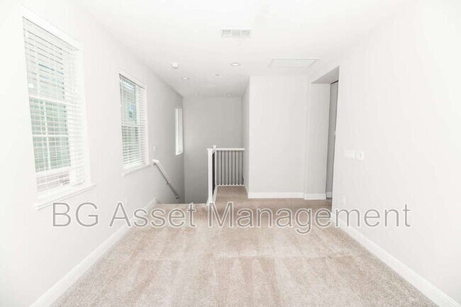 Building Photo - 3138 La Corona Dr