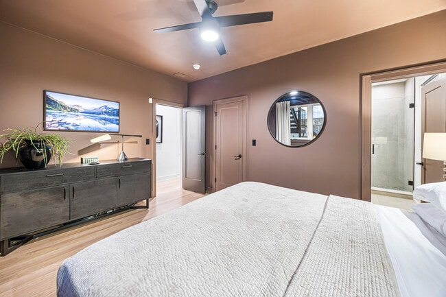 Building Photo - 1738 W 17th St