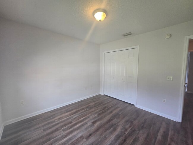 Building Photo - Brick Duplex 3/2 Home on Grandview