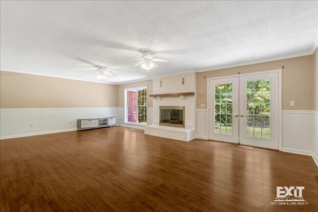 Building Photo - Amazing 4 Bedroom, 3 Bath Home With 2 Kitchens!