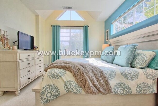 Building Photo - 2 Bed, 2.5 Baths Townhome in Beaverton Nea...