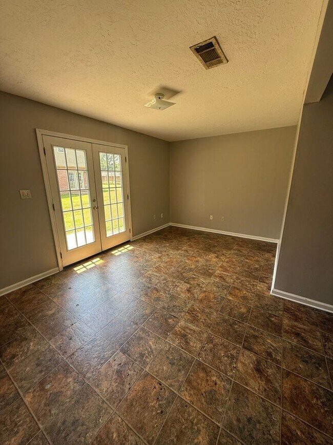 Building Photo - University Place 2- Charming Townhouse Apartment