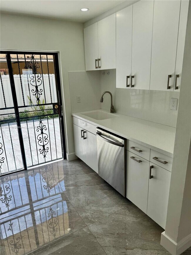 Building Photo - 2740 W 61st St