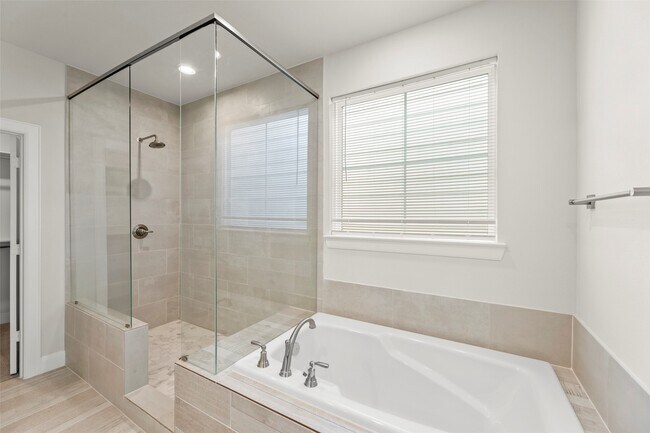 Building Photo - 2718 Grand Fountains Dr