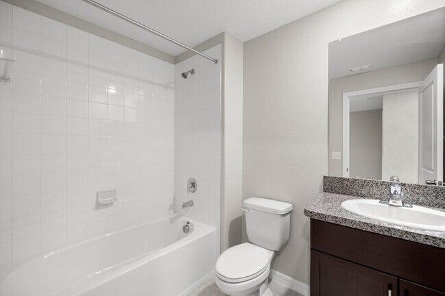 Building Photo - LIKE NEW Townhome in Willow Square!