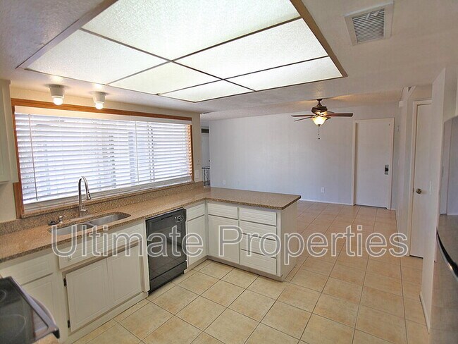 Building Photo - 8445 N 47th Dr