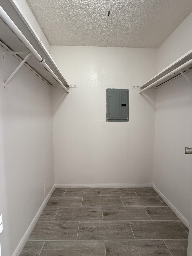 Walk In Closets - 6213 Smoke Ranch Rd