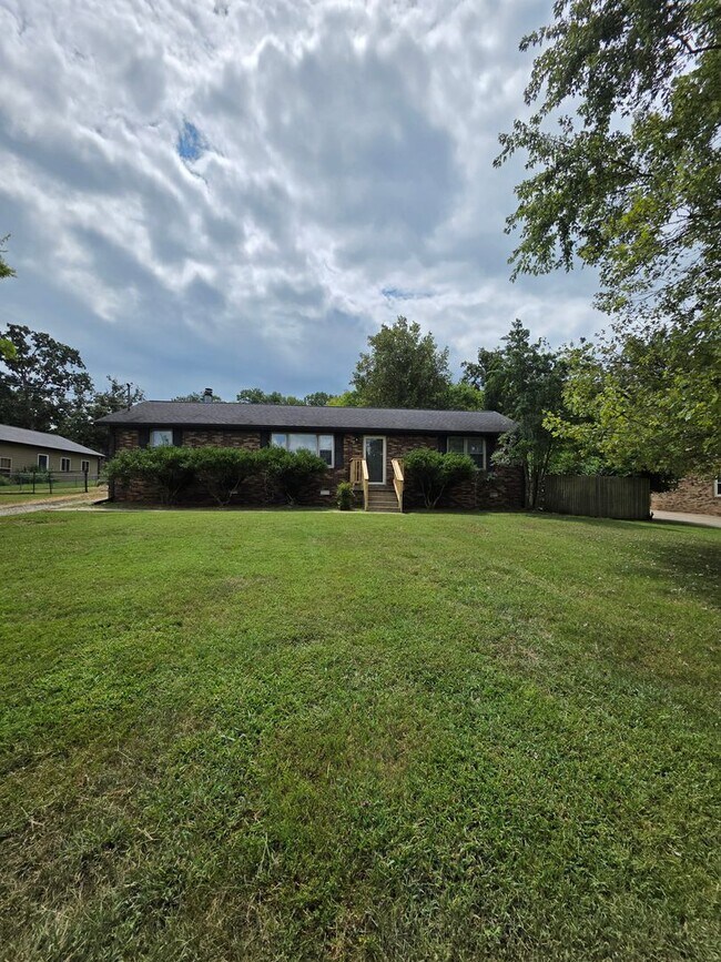 Building Photo - FOR LEASE Charming All-Brick Home on 1 Acr...
