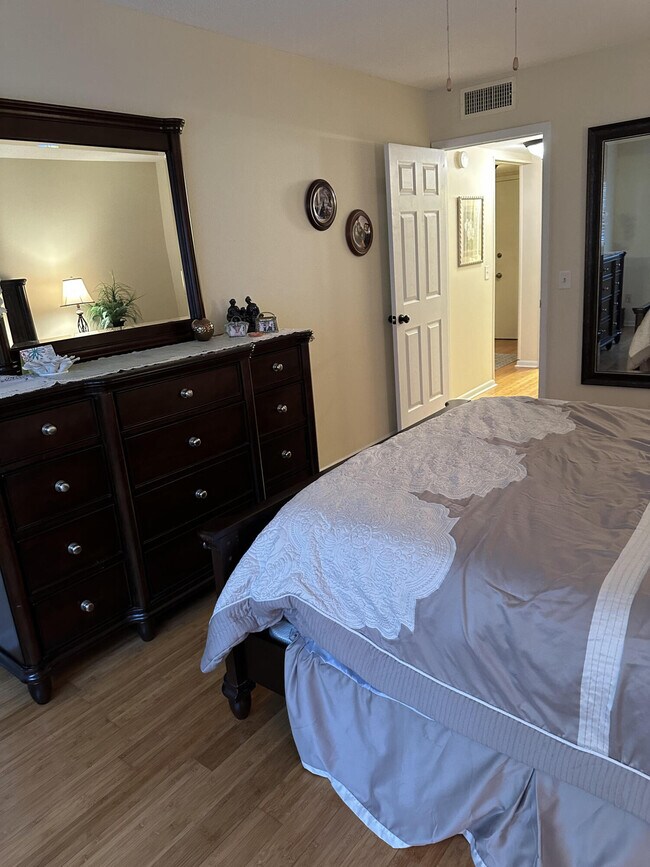 Building Photo - 650 Snug Harbor Dr