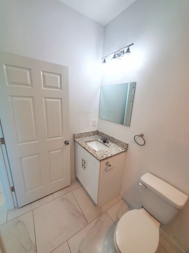 Building Photo - Great Location in Lehigh Acres, 3/2/1 in G...