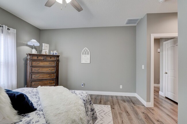 Building Photo - New Unit now available for lease! Modern 2...