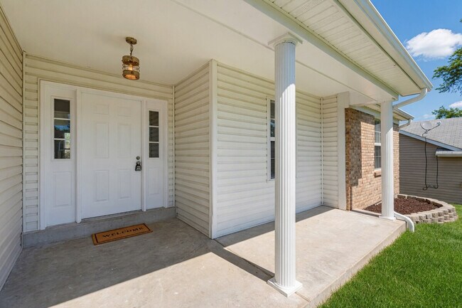 Building Photo - 429 Slusser Ln