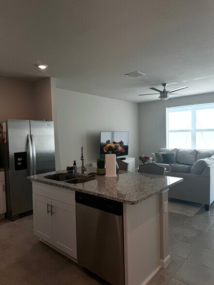 Building Photo - 5649 Mentmore Dr