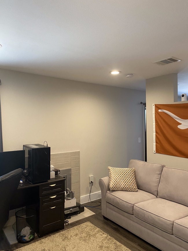 Building Photo - 935 La Posada Dr