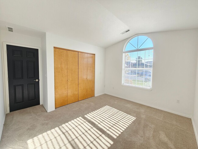 Building Photo - $1,995 - 2 Bed / 2 Bath Beautiful House in...