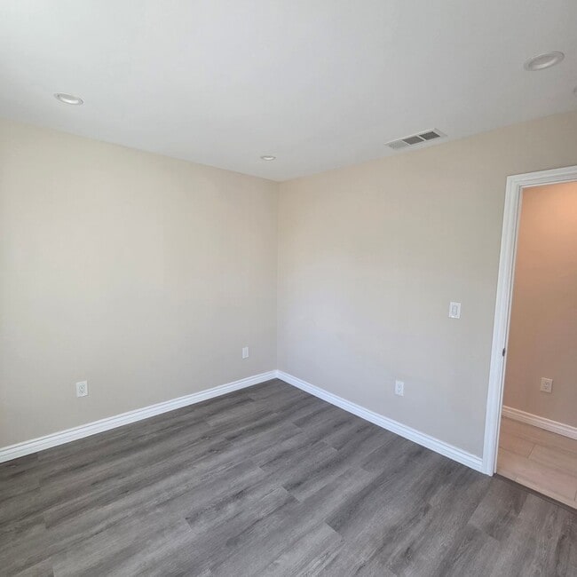 Building Photo - 5546 Sulphur Dr