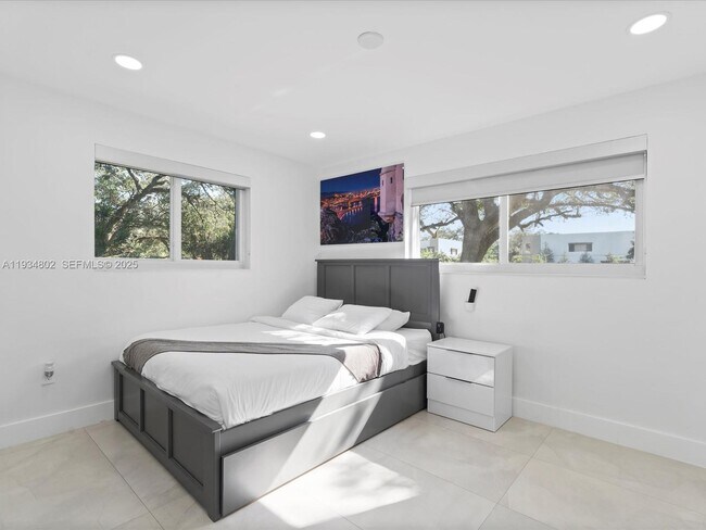 Building Photo - 4121 SW 54th Ct