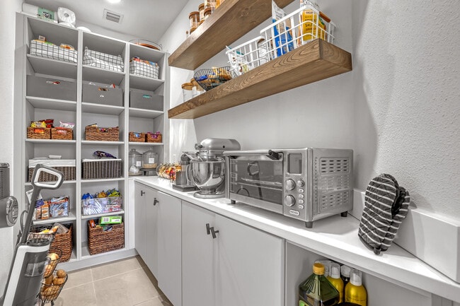 Building Photo - 4740 Chantilly Rd