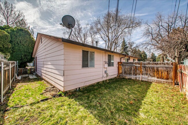 Building Photo - Charming 2 Bed, 1 Bath Duplex – Prime Bois...