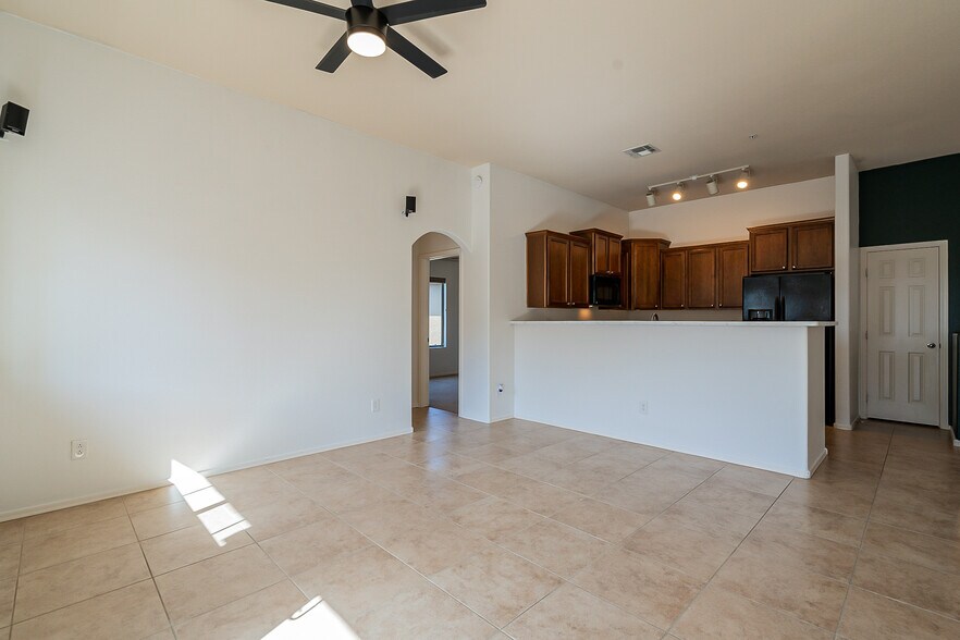 Building Photo - 2725 E Mine Creek Rd