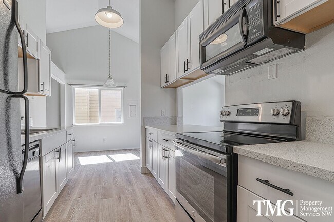 Building Photo - Amazing Open concept Condo in a secluded c...