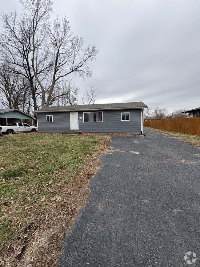 Building Photo - "3-Bedroom Retreat in Cahokia Heights – Co...