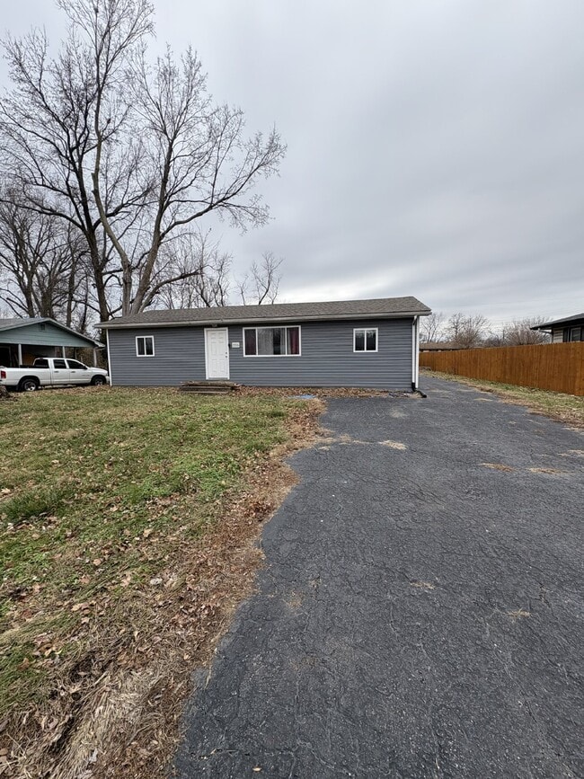 Primary Photo - "3-Bedroom Retreat in Cahokia Heights – Co...