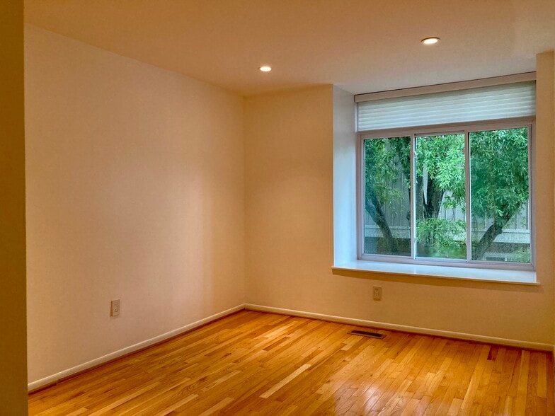 BR 2 spacious and bright - 658 15th St S