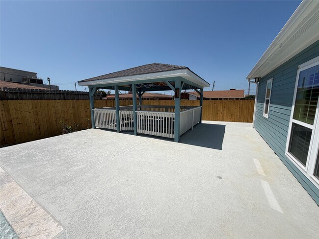 Building Photo - 5525 Swan Dr