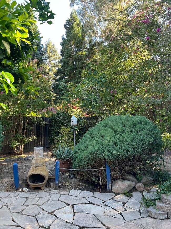 Building Photo - 3 BEDROOM/2 BATH EAST ROSEVILLE BEAUTY W/P...