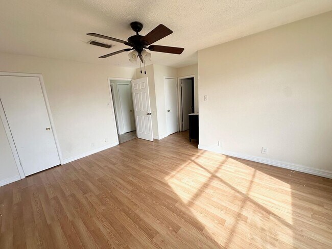 Building Photo - 3 Bed 2 Bath Ready to Rent!