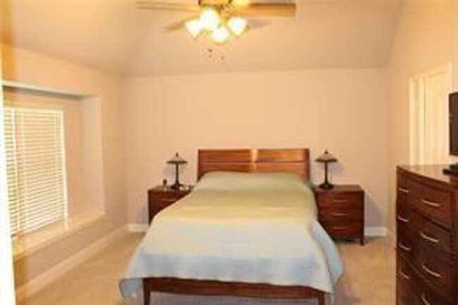 Building Photo - Great Location, available NOW!