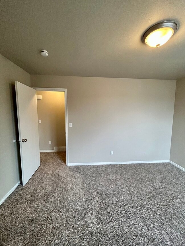 Building Photo - Remodeled 3 Bed, 2 Bath Home in West Jordan — Available Now