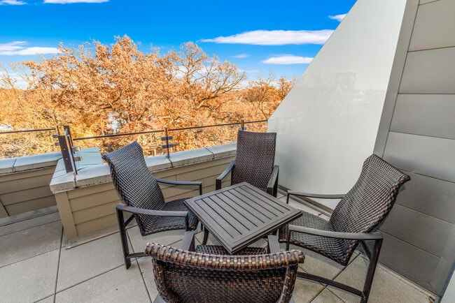 Building Photo - 215 E Pleasant St