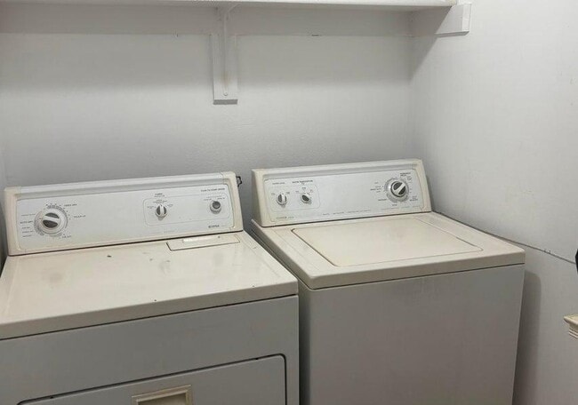 Building Photo - 190 Escambia Ln