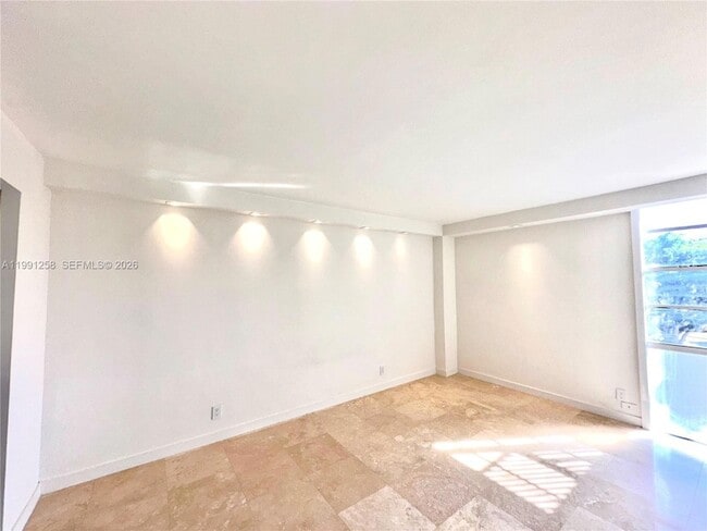 Building Photo - 3301 N Country Club Dr