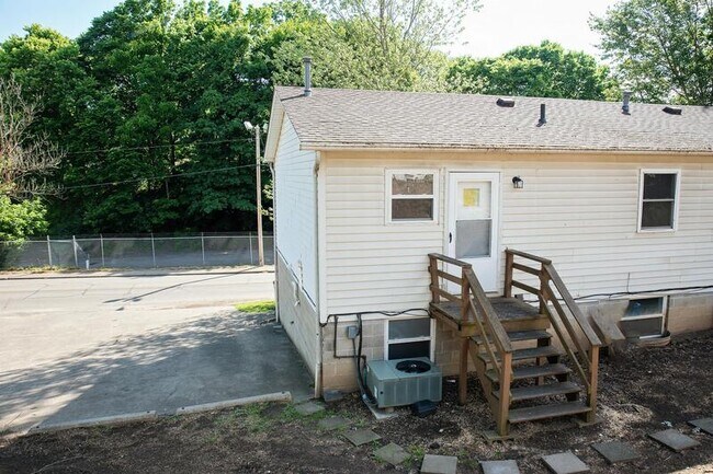 Building Photo - 15 Byard St
