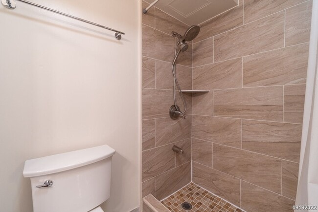 Building Photo - Upgraded 2BR 1BA 1PARKING near Waikiki & UH Manoa! Dishwasher & Washer/Dryer In Unit!